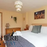 Lovely Apartment By The Hillwood Park-Free Parking