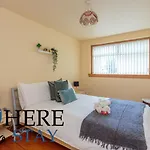 Lovely Apartment By The Hillwood Park-Free Parking
